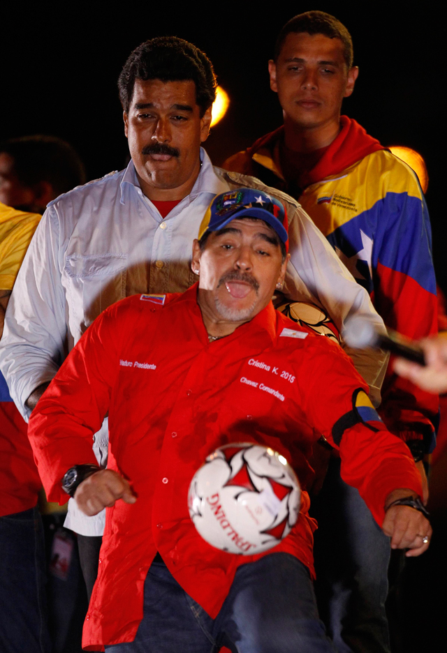 مارادونا يلعب كرة القدم مع مادورو ويقدم دعمه