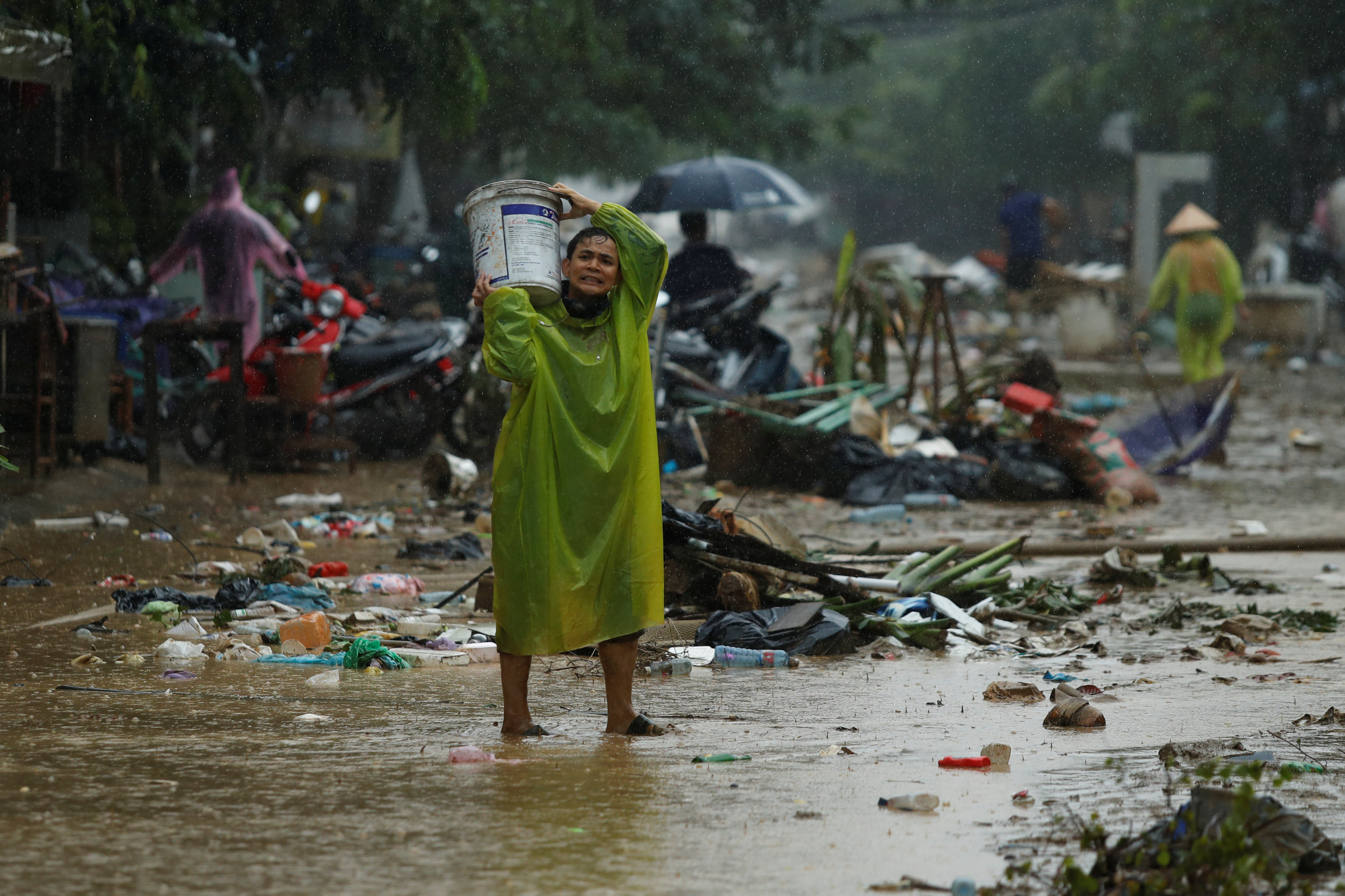 Typhoon Damrey kills 106 in Vietnam, more than 40 reservoirs releasing water