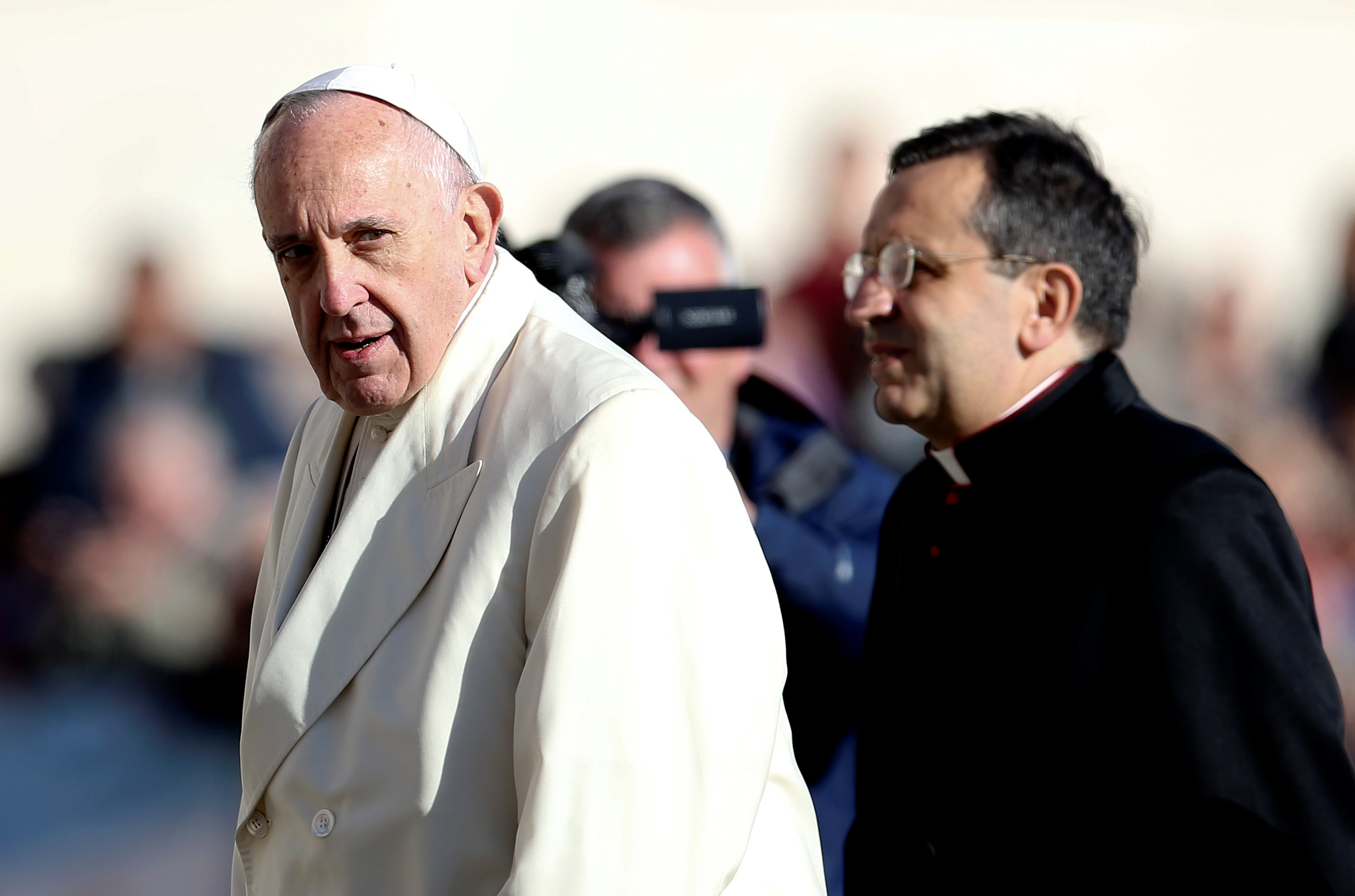 Lift up your hearts, not your cell phones, pope tells priests, bishops