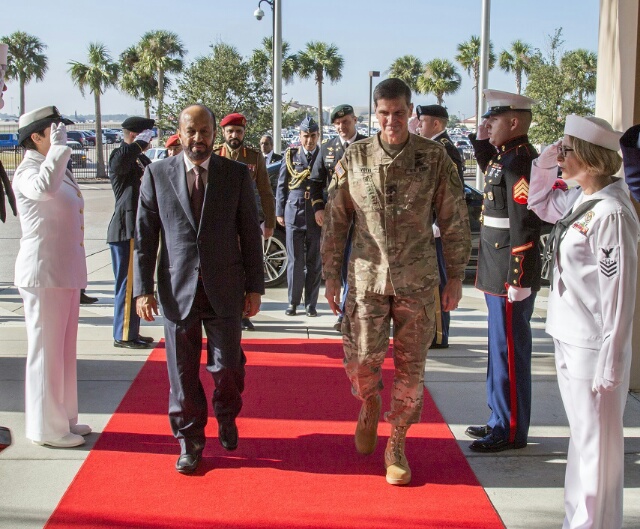 الوزير المسؤول عن شؤون الدفاع يزور مقر القيادة الوسطى الأمريكية