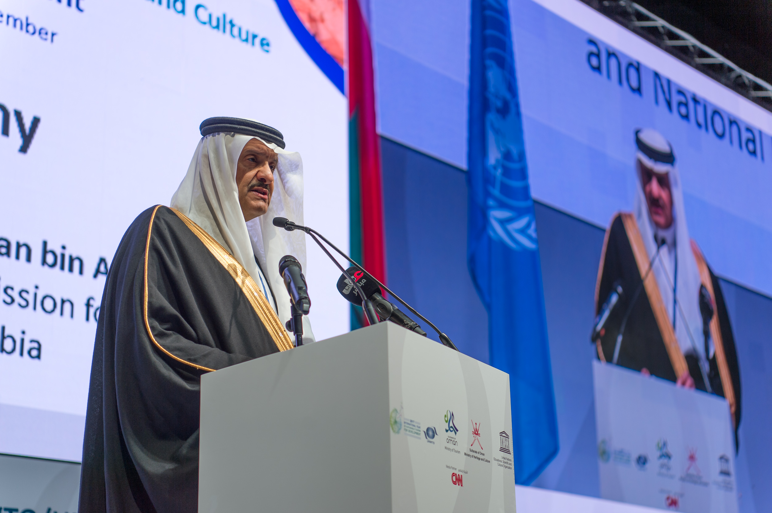 نجل العاهل السعودي: العمانيون تميزوا بالحفاظ على تراثهم