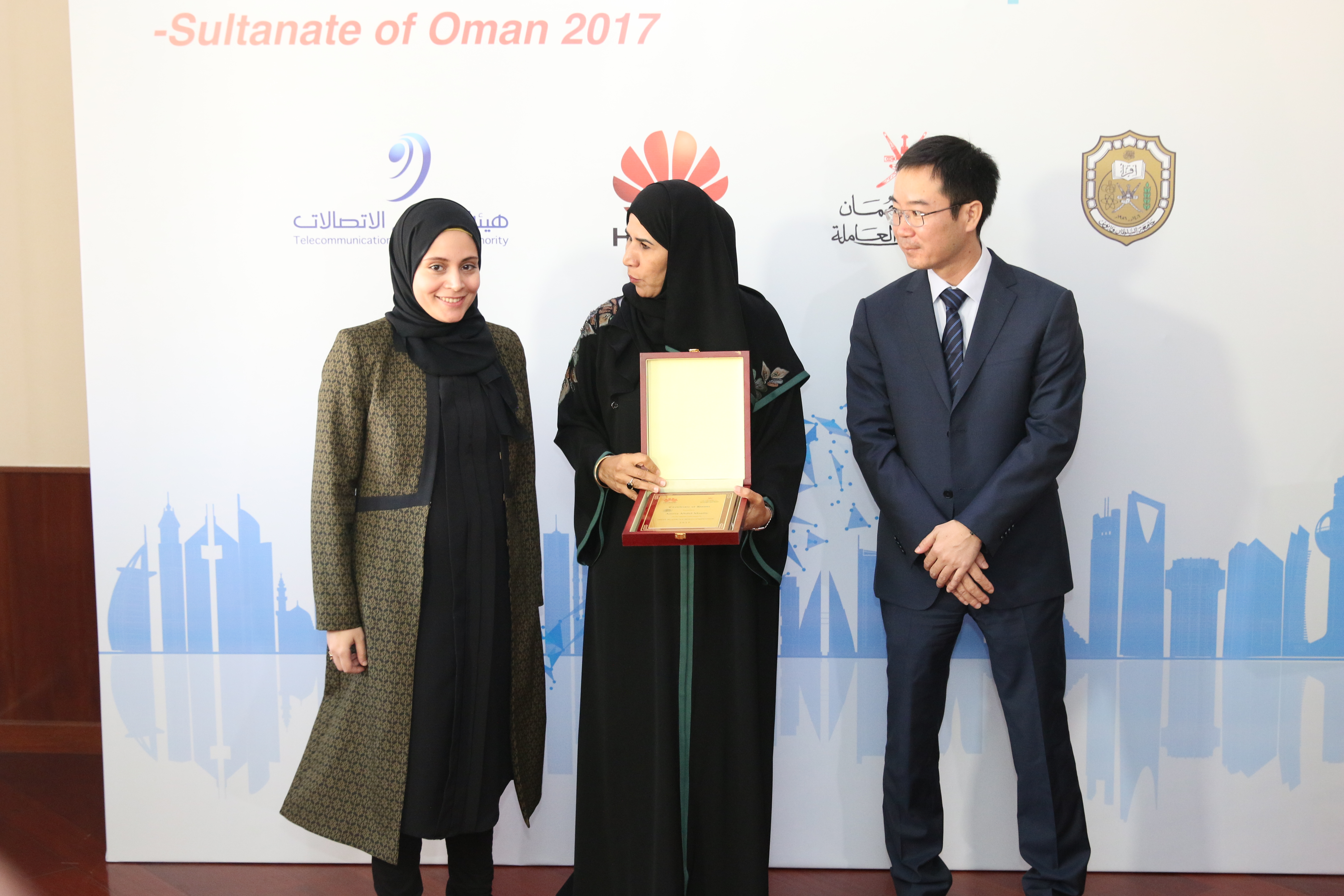 طالبة تفوز بالمركز الأول في مسابقة هواوي الدولية