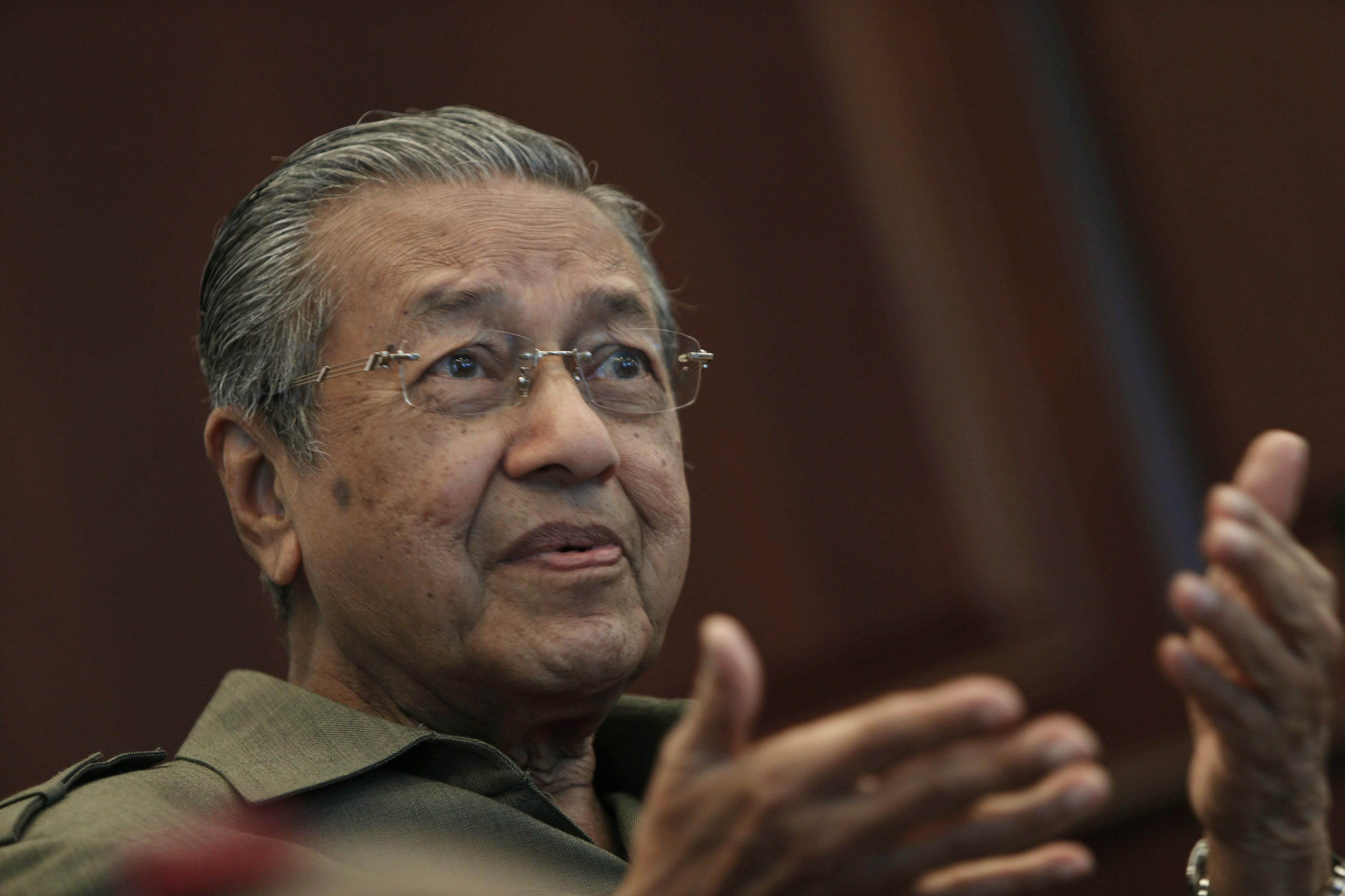 Mahathir quizzed as political tensions rise in Malaysia