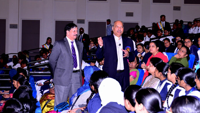 Galfar co-founder interacts with Indian school children