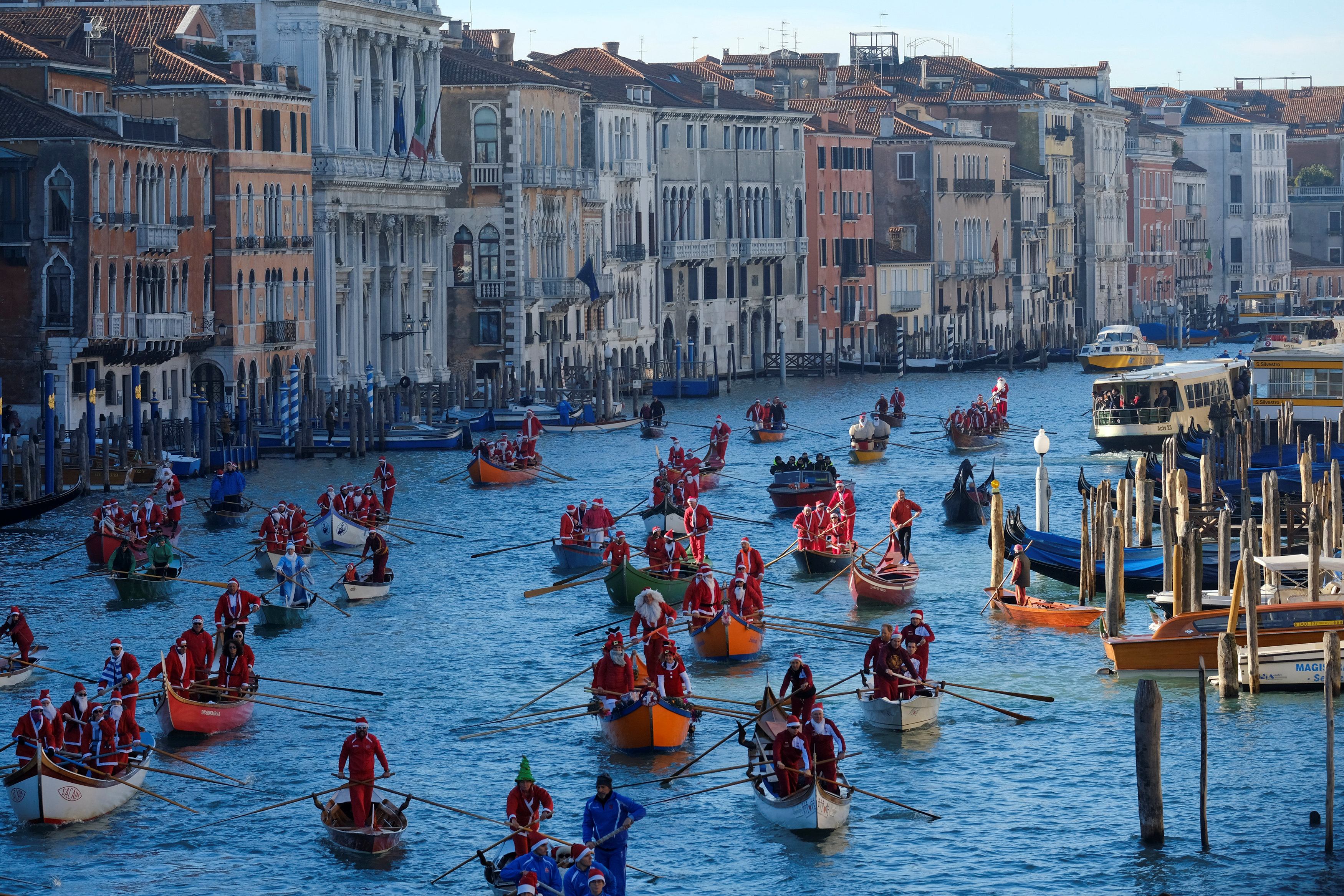 Boating Santas race in Venice's Grand Canal