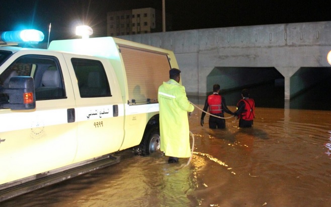 احتجزته المياه داخل نفق.. والدفاع المدني ينقذه
