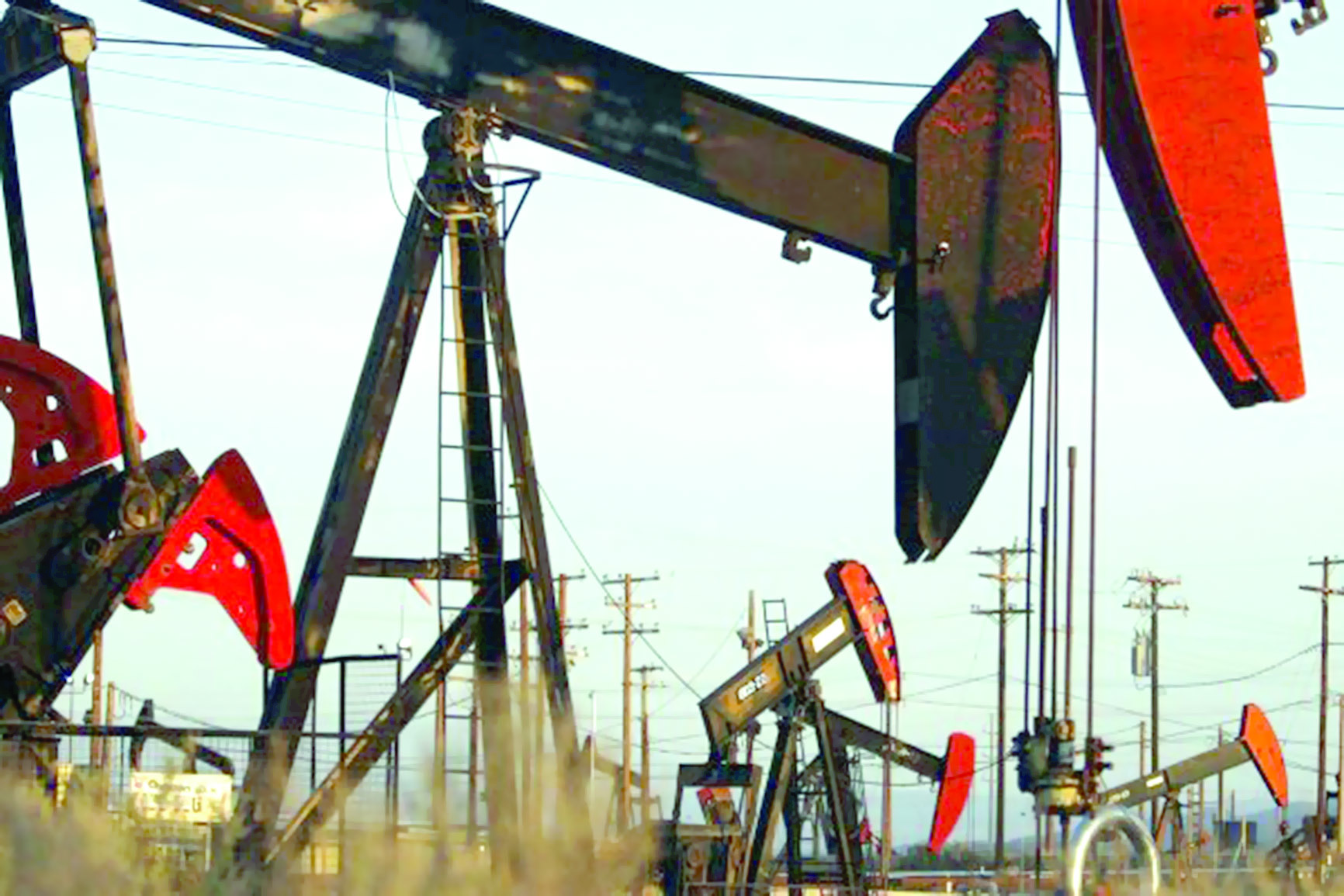 24 دولة توافق على 

استمرار خفض إنتاج النفط