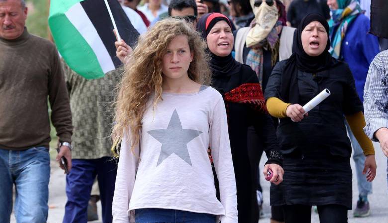 بالفيديو.. فتاة فلسطينية شجاعة تصفع جنود الاحتلال