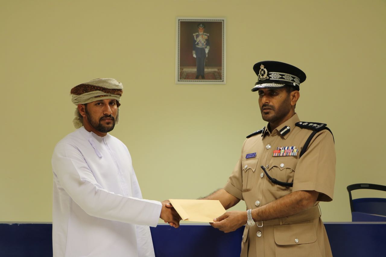 الشرطة تكرم  مواطناً
