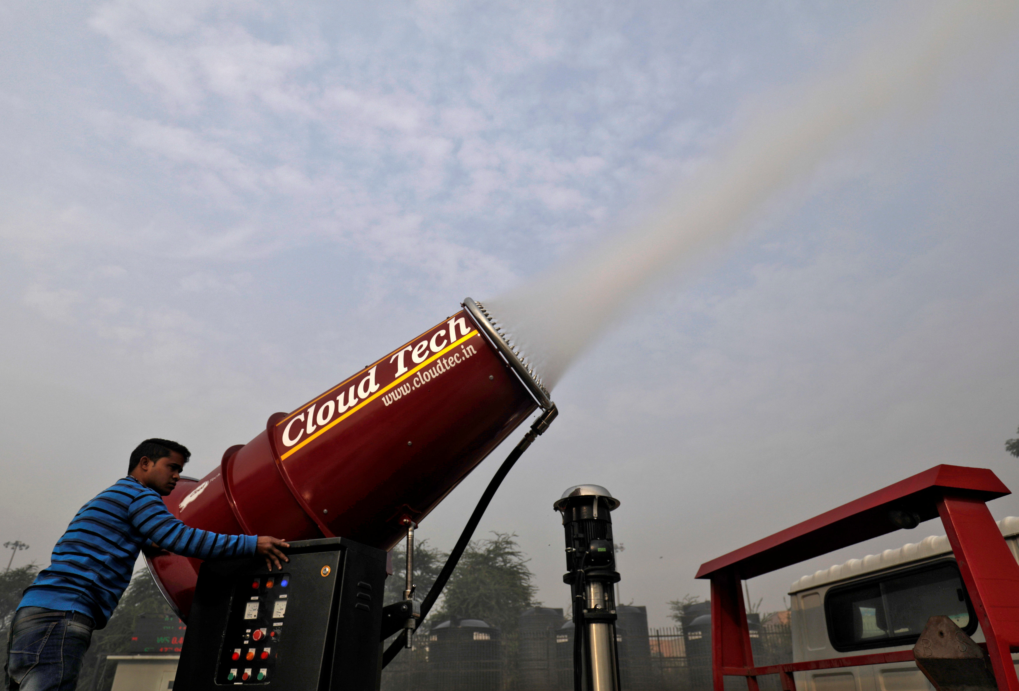 'Anti-smog' mist cannon to combat air pollution in Delhi