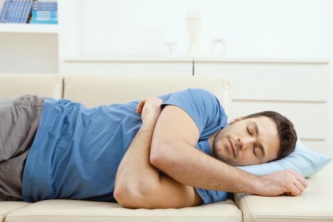تعرف على أفضل وضعيات النوم لتخفيف آلام الظهر