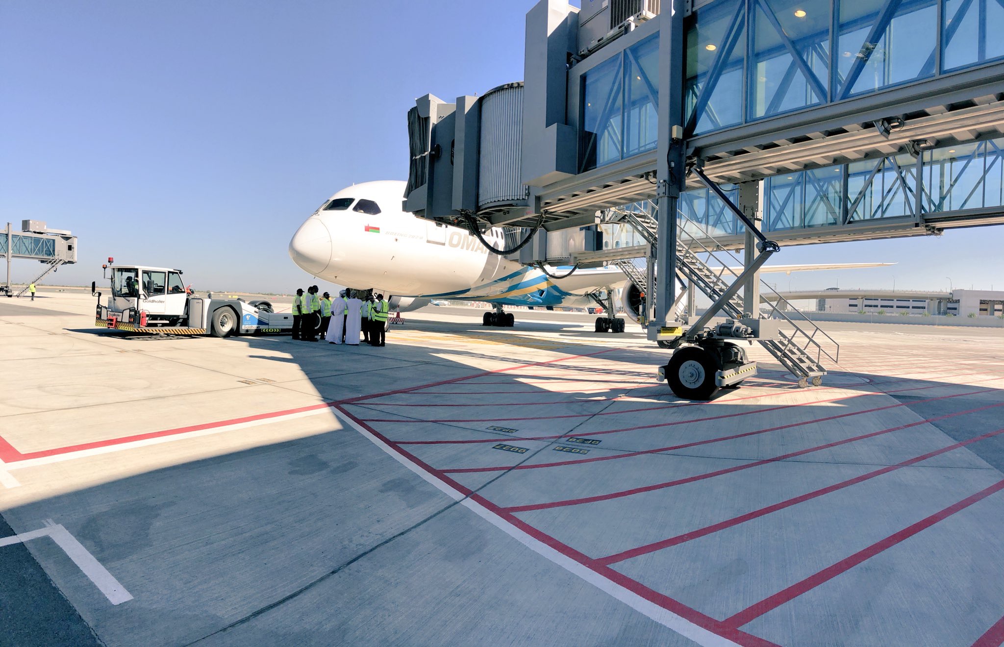 شاهد بالصور.. انطلاق أول رحلة تجريبية من مبنى المسافرين بمطار مسقط الجديد