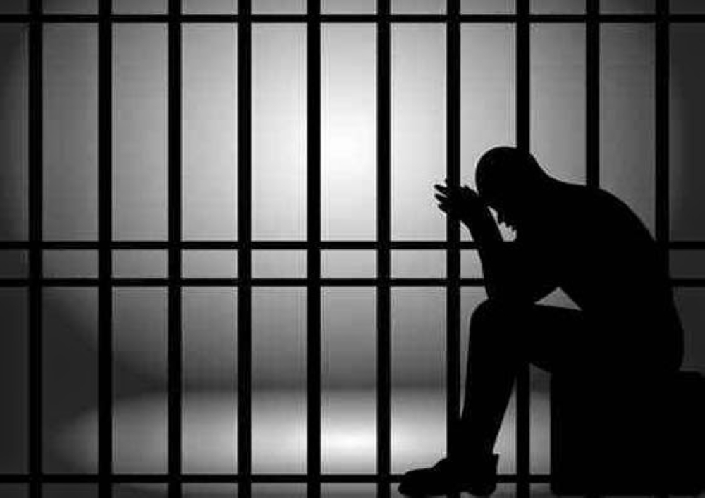 الشرطة تضبط 3 أشخاص بالبريمي.. أحدهم حاول الهرب