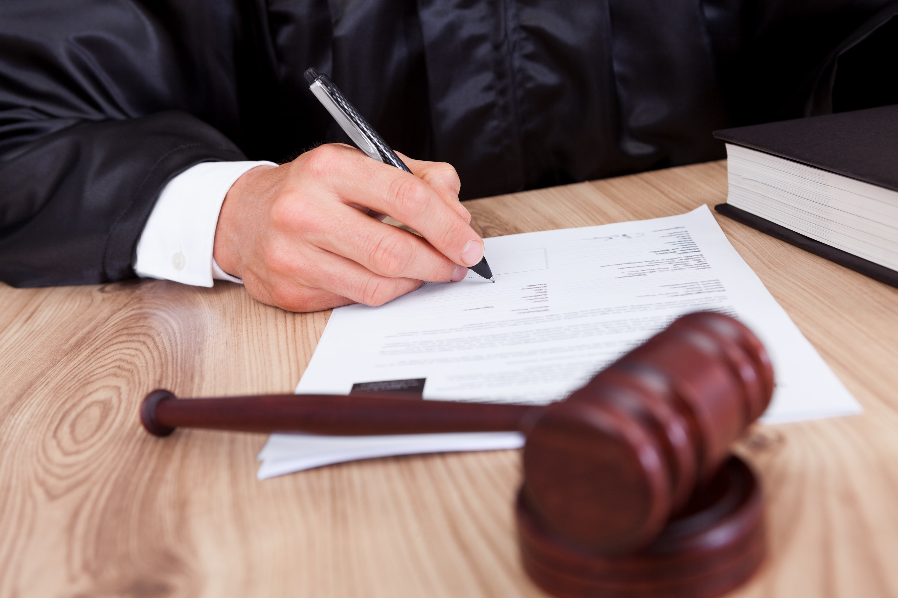 هؤلاء لا يعاقبهم القانون العماني على جرائمهم.. هل تعرفونهم؟