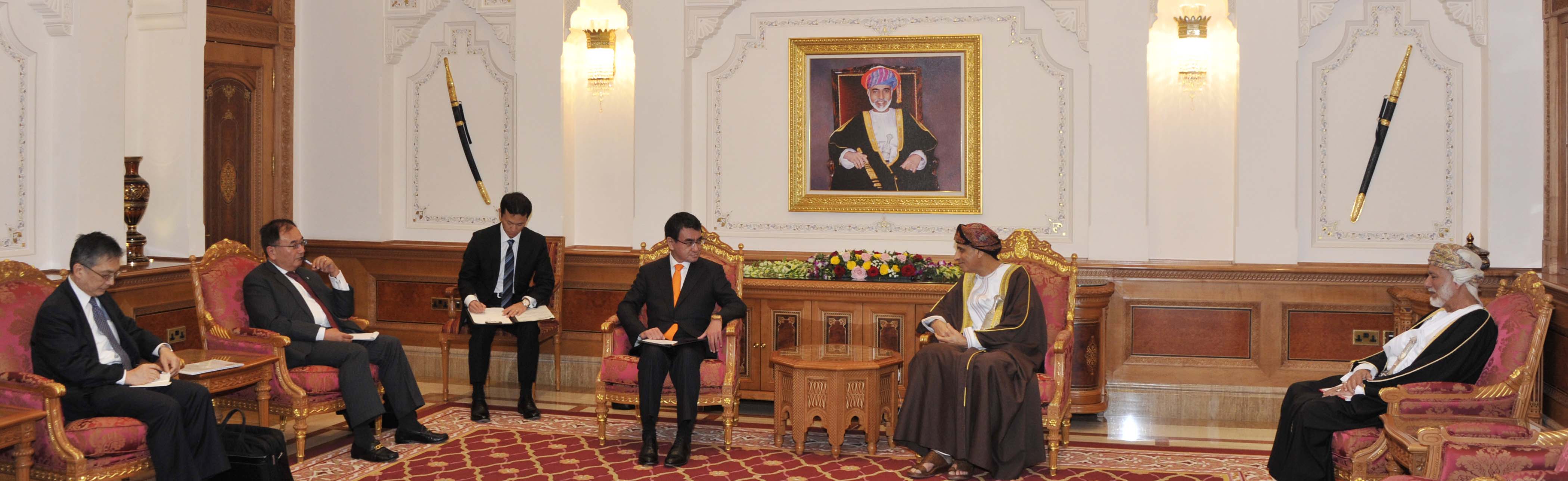نيابة عن جلالة السلطان.. السيد فهد يستقبل وزير خارجية اليابان