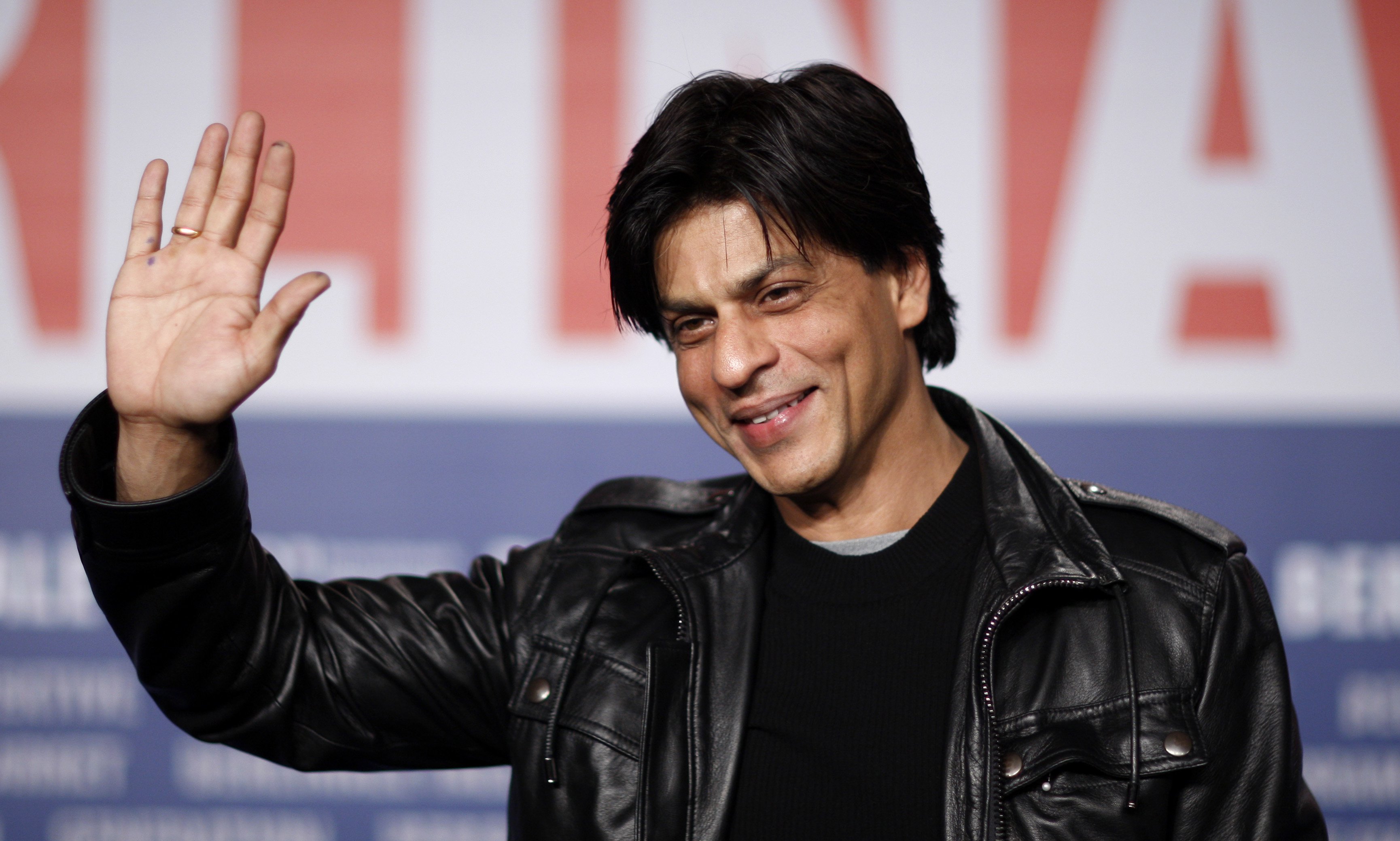 Breaking: Shahrukh Khan flying to Oman after 'Big B' falls ill