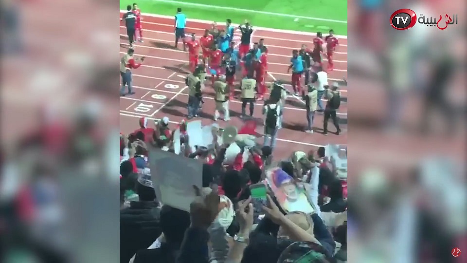بالفيديو: هكذا احتفل جمهور منتخبنا مع اللاعبين بعد الفوز على المنتخب السعودي