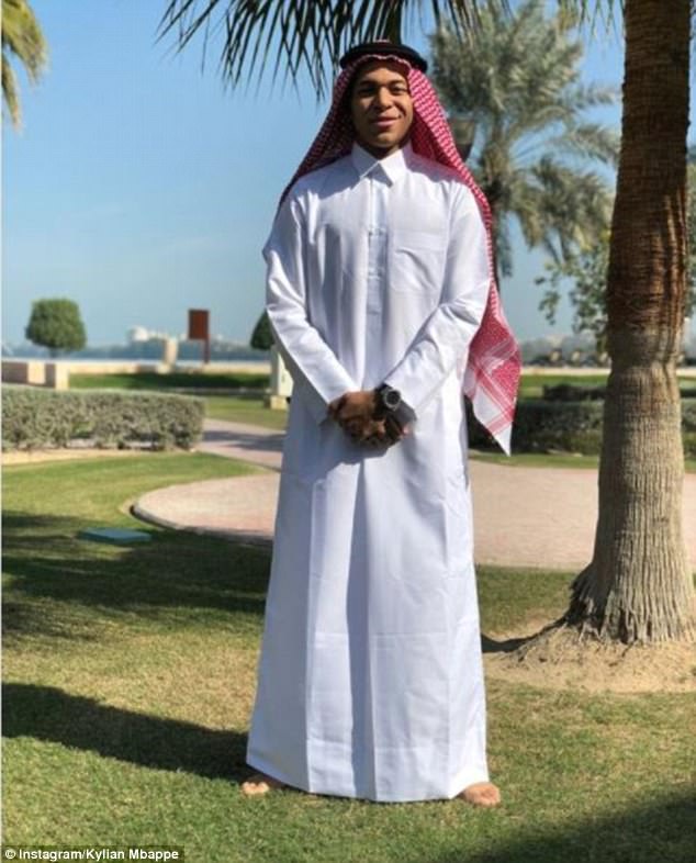 مبابي يتأنق بالزي الخليجي الكامل
