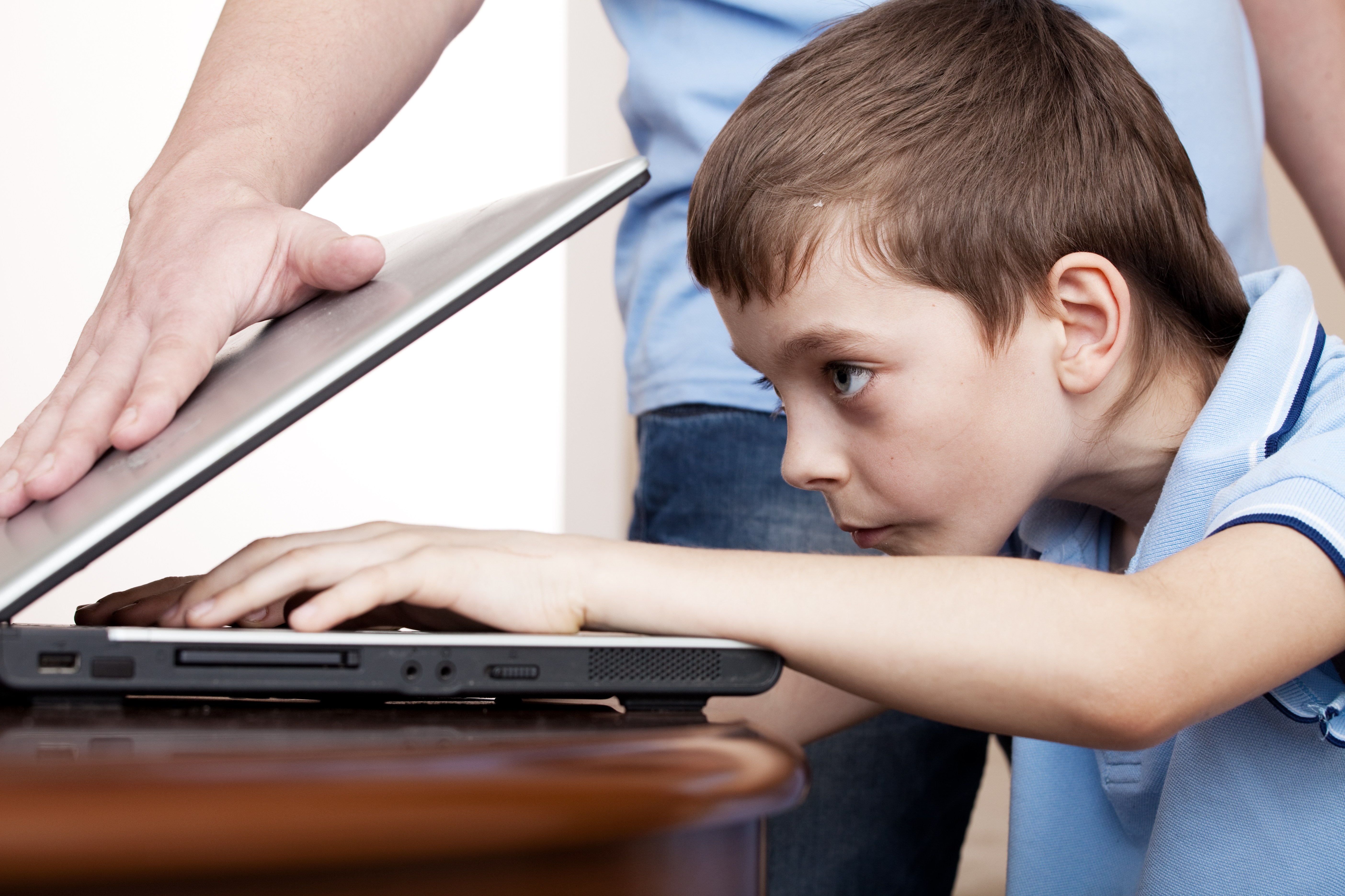 5 علامات لإدمان الطفل للإنترنت و7 خطوات لحمايته
