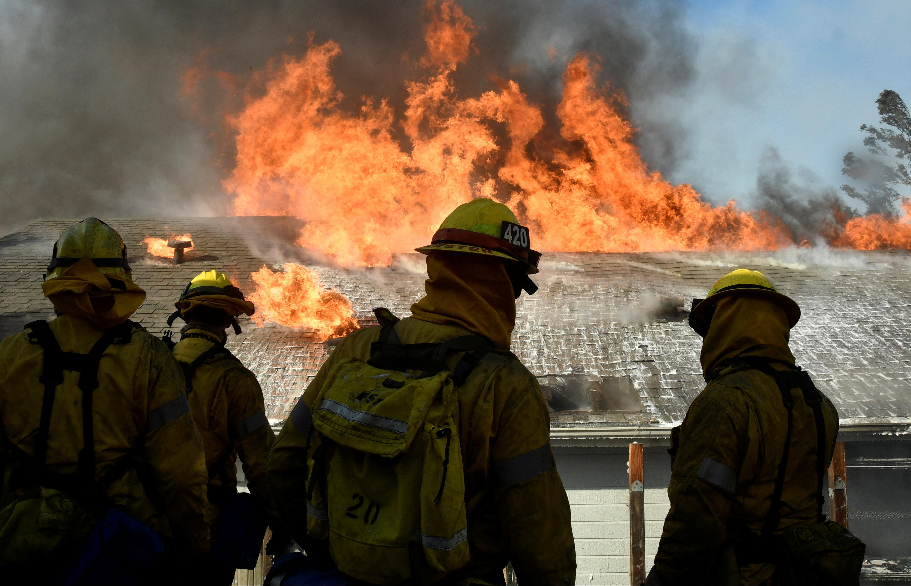 Unrelenting California wildfire threatens thousands of homes