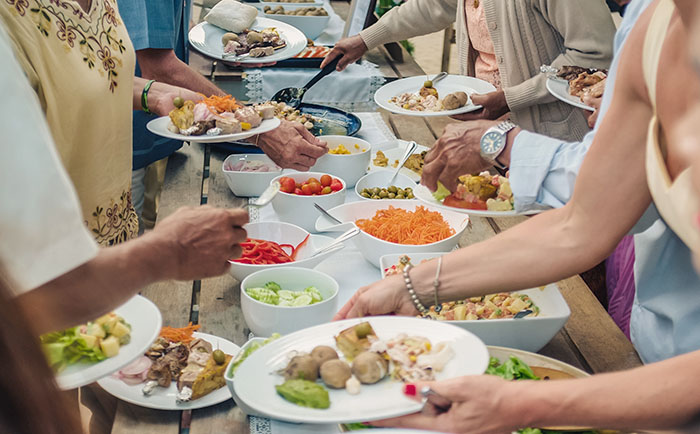 Oman dining: How to set a buffet table for a party