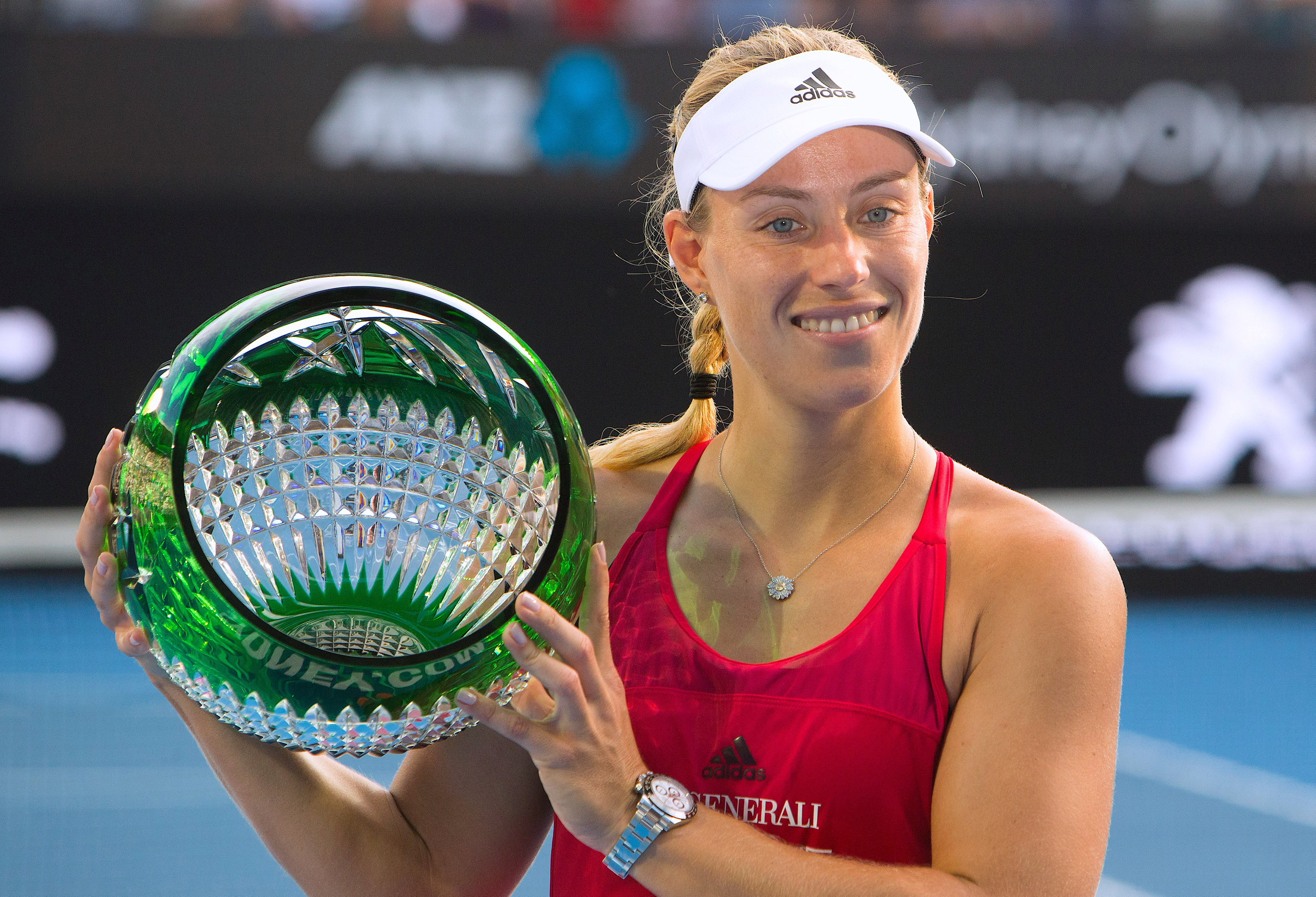 Kerber issues Australian Open warning with Sydney triumph