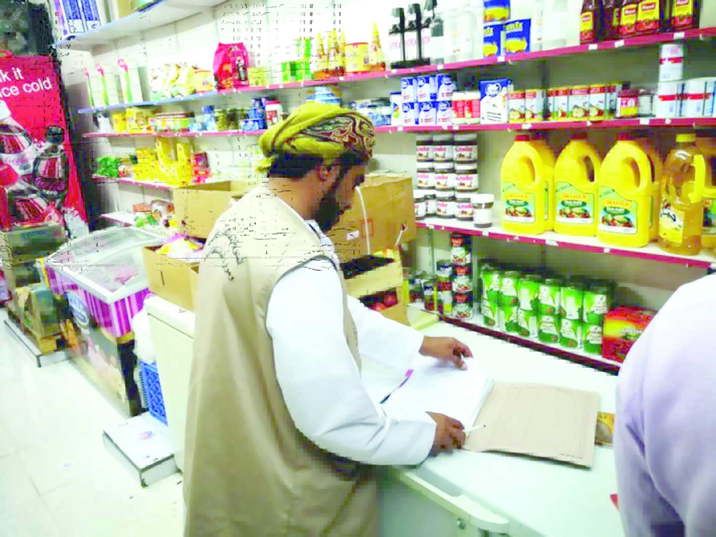 بلدية البريمي تغلق 7 منشآت تجارية