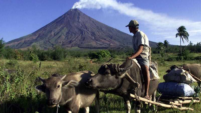 Volcano in Philippines spews ash, alert level raised