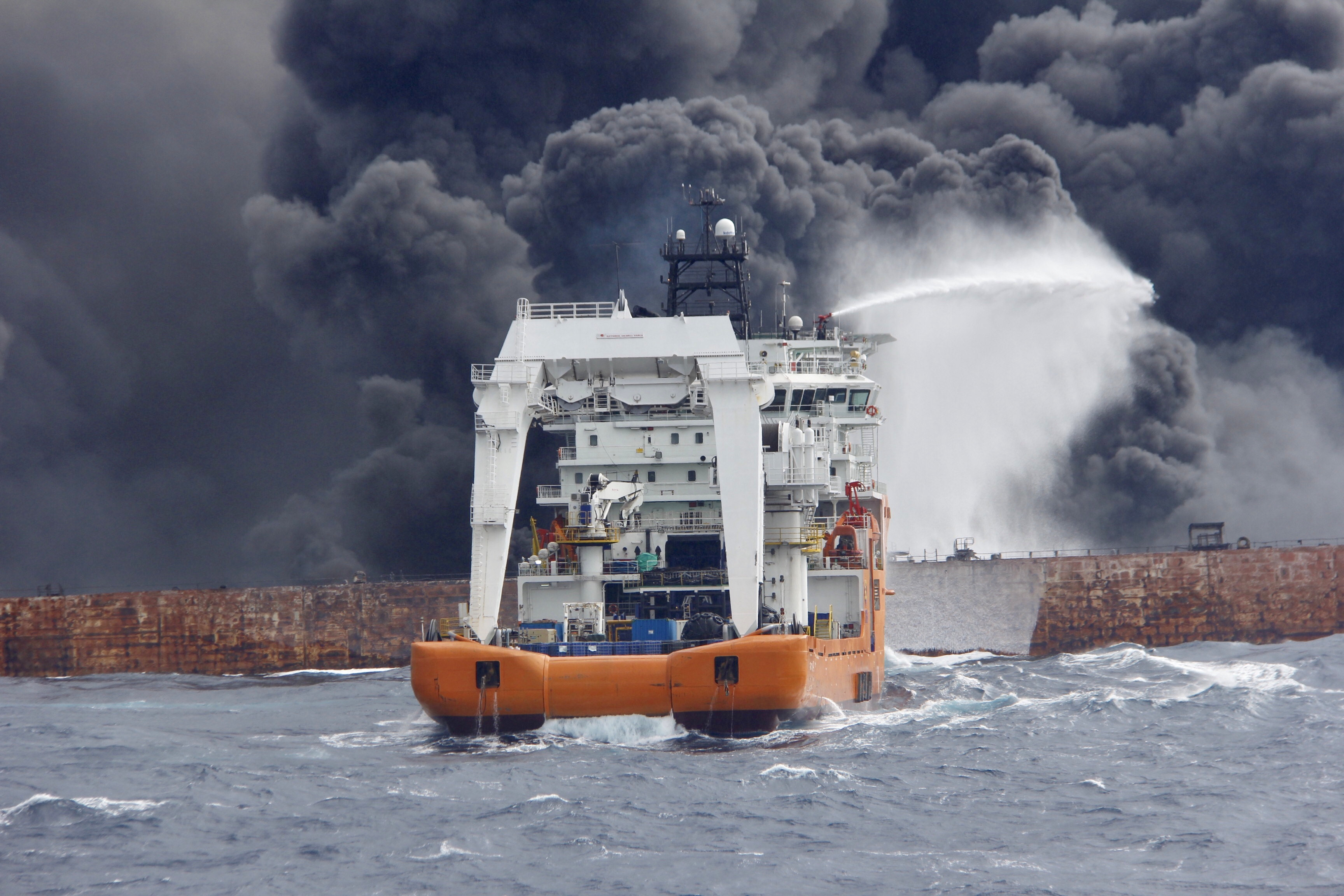 Burning Iranian oil tanker sinks