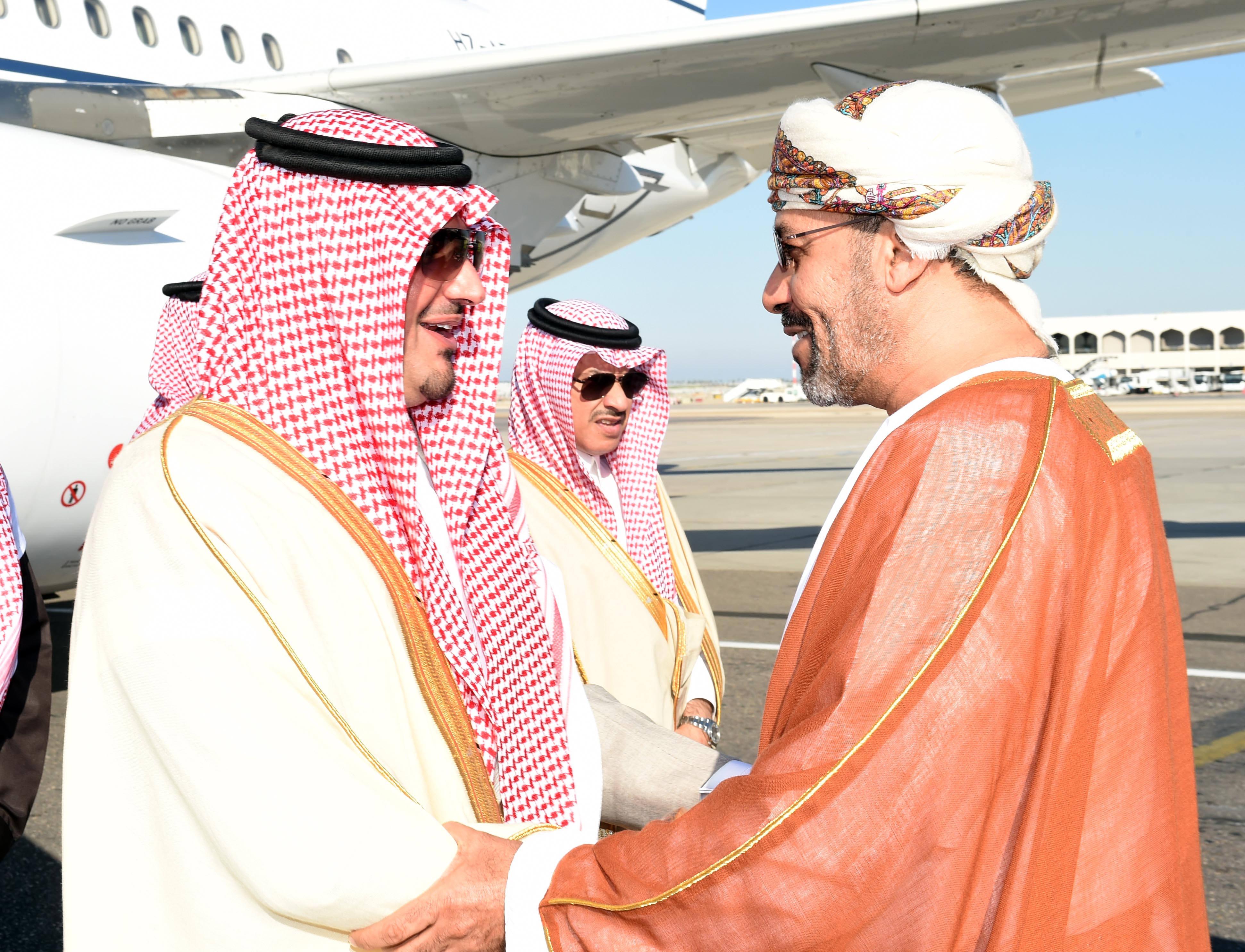 وزير الداخلية السعودي يصل السلطنة