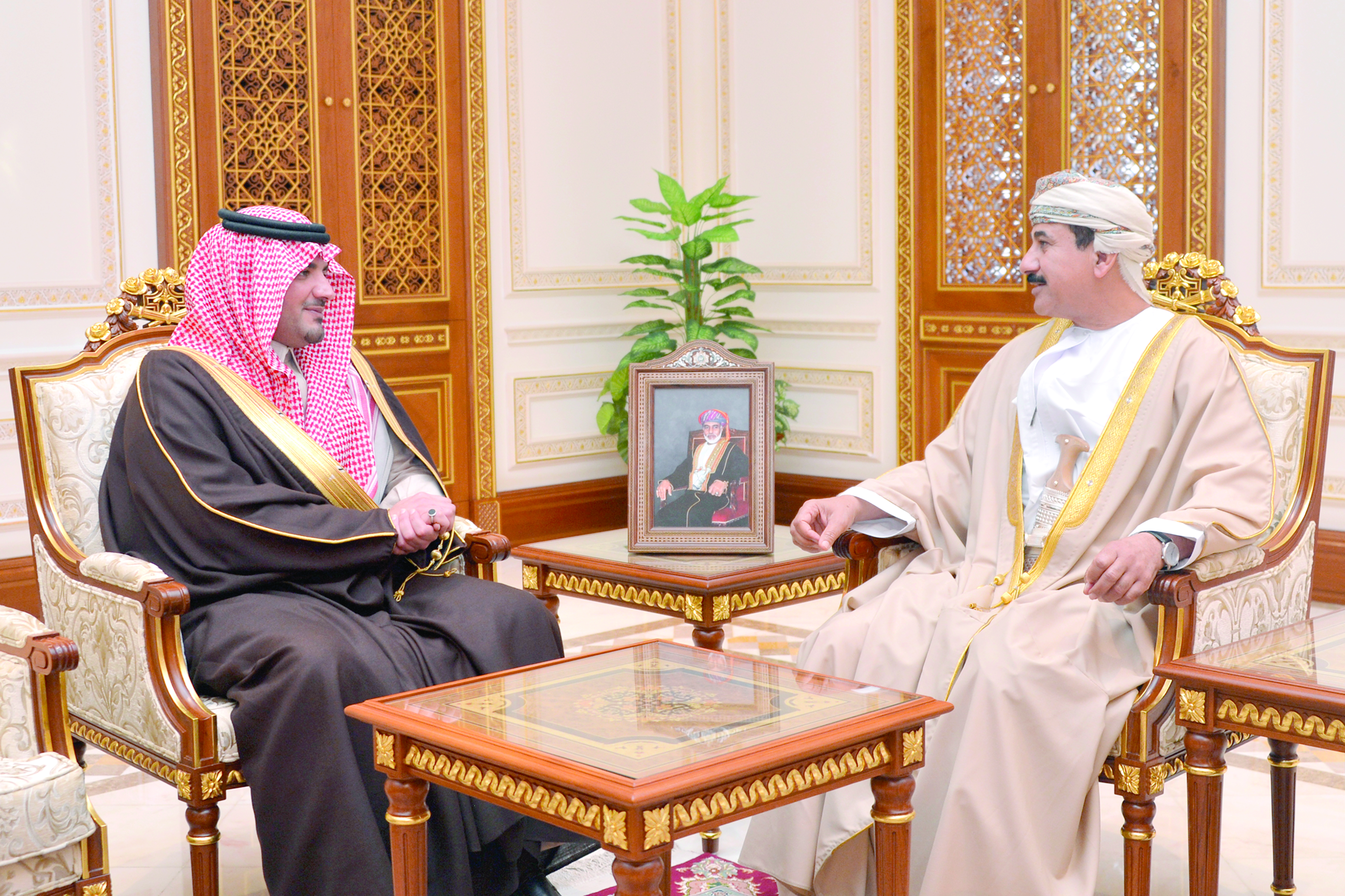 نيابة عن جلالة السلطان 

فهد بن محمود يستقبل وزير الداخلية السعودي