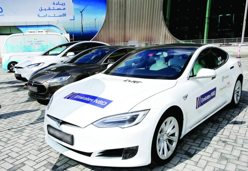 انطلاق أول رحلة للسيارات الكهربائية بين الإمارات والسلطنة