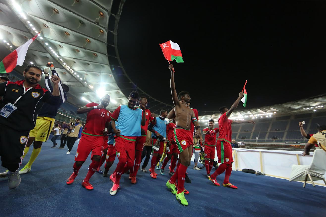 بالصور.. احتفال نجوم "الأحمر" بالعبور إلى النهائي الخليجي