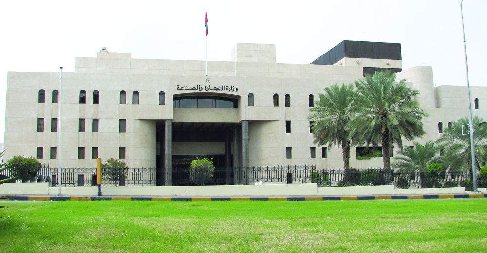 ضبط منتجات تستخدم الشعارات الرسمية للدولة.. ووزارة التجارة تحذر وتتوعد