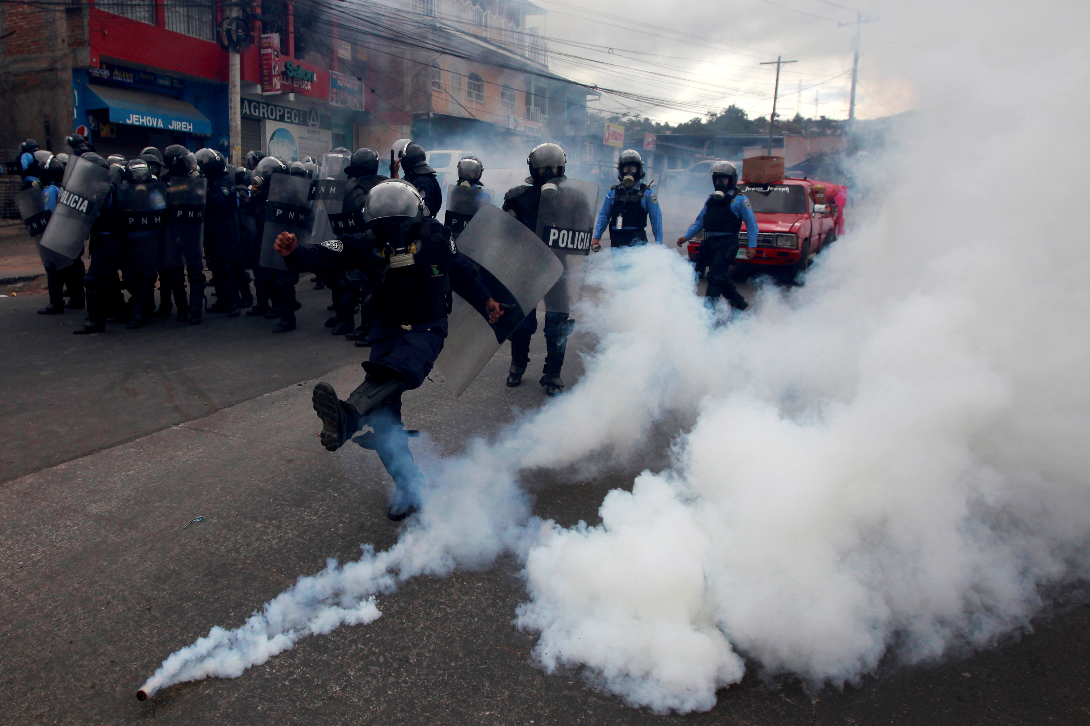 Security forces battle protesters in Honduras