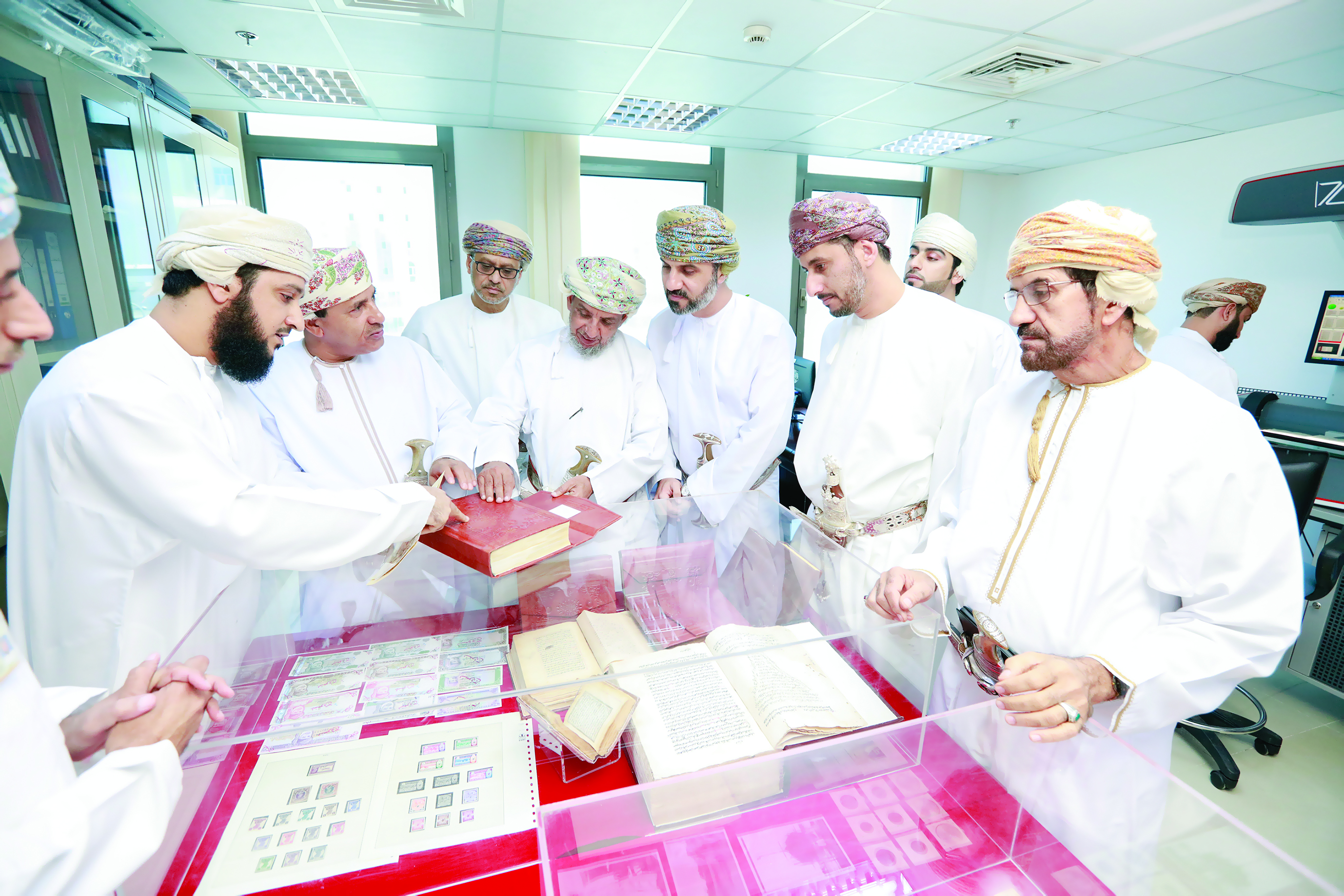 وفد مجلس الشورى يطلع على آلية سير العمل بهيئة الوثائق