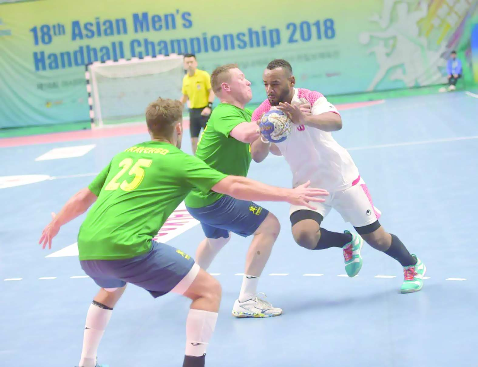 في آسيوية كرة اليد بكوريا الجنوبية 


منتخبنا الوطني يتحدى «الشمشون» الكوري