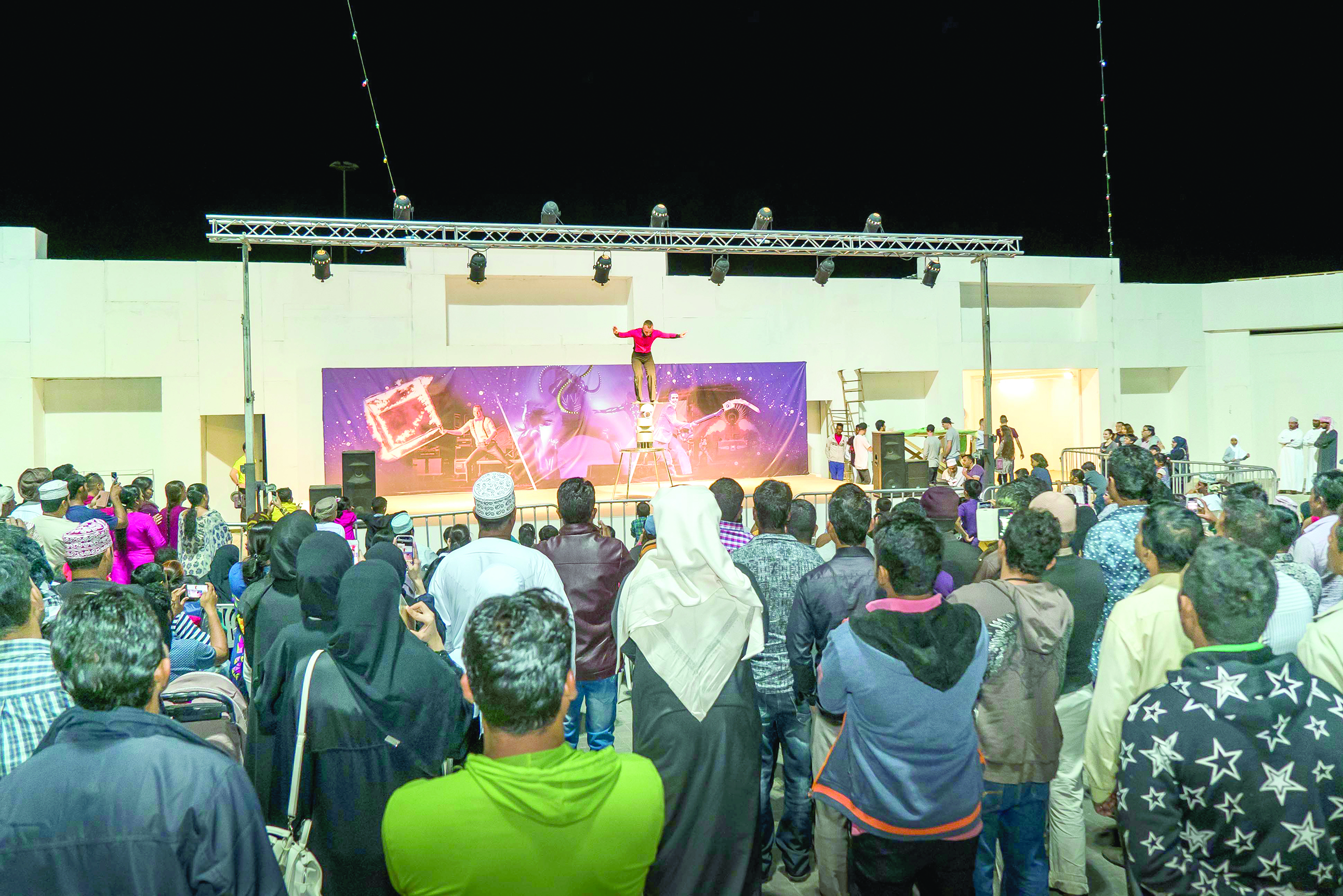 الأكروبات

تزيّن القرية العالمية