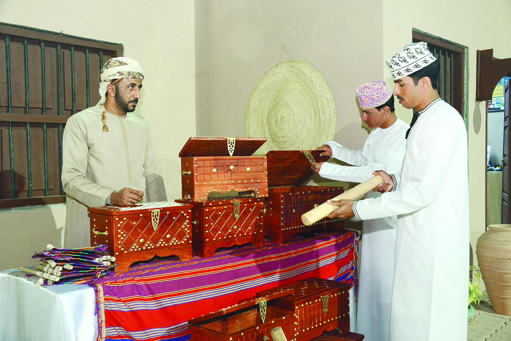البلوشي.. خبرة ممتدة في نحت الأخشاب
