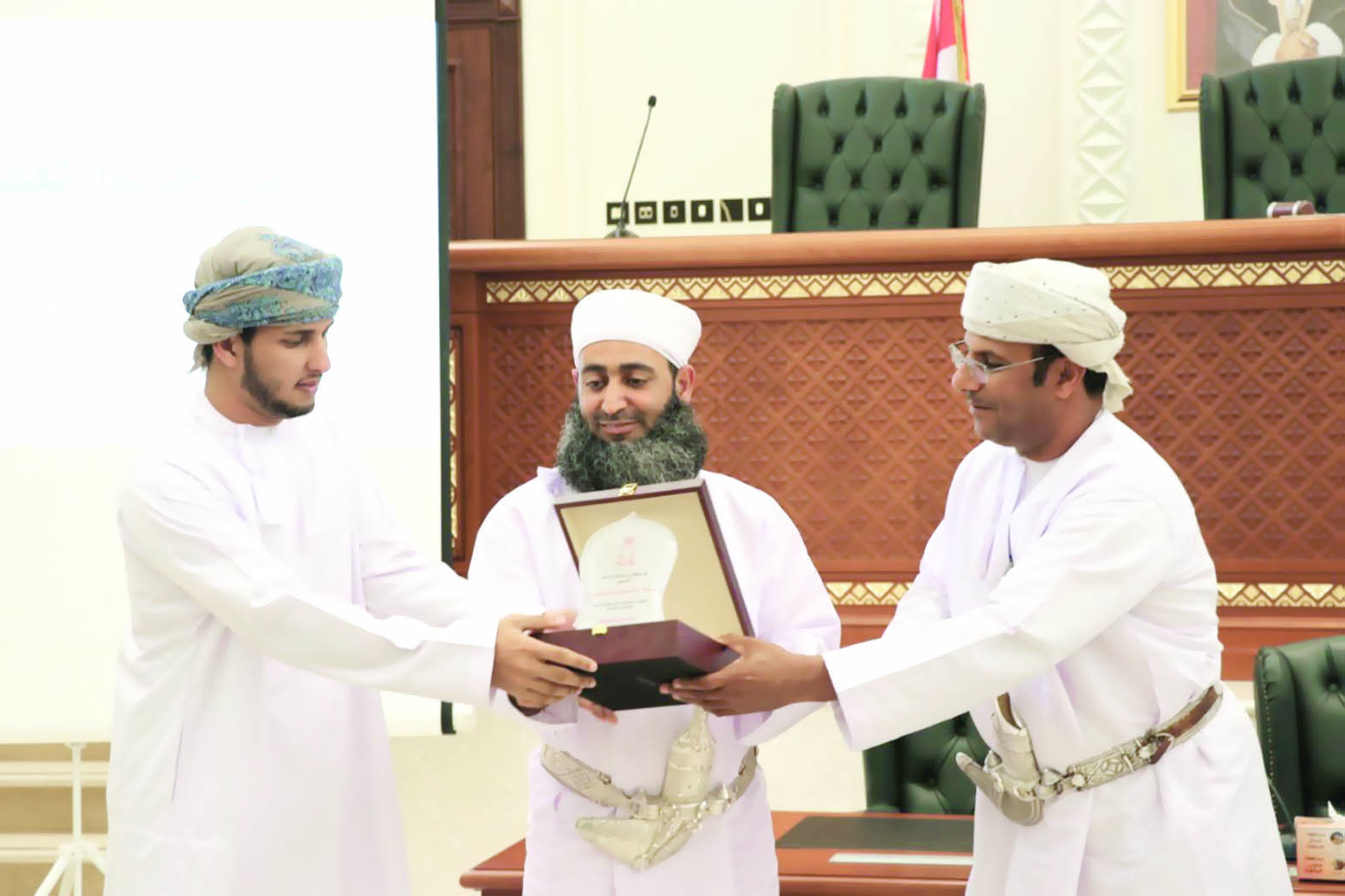 محاكم البريمي تكرّم موظفيها المجيدين