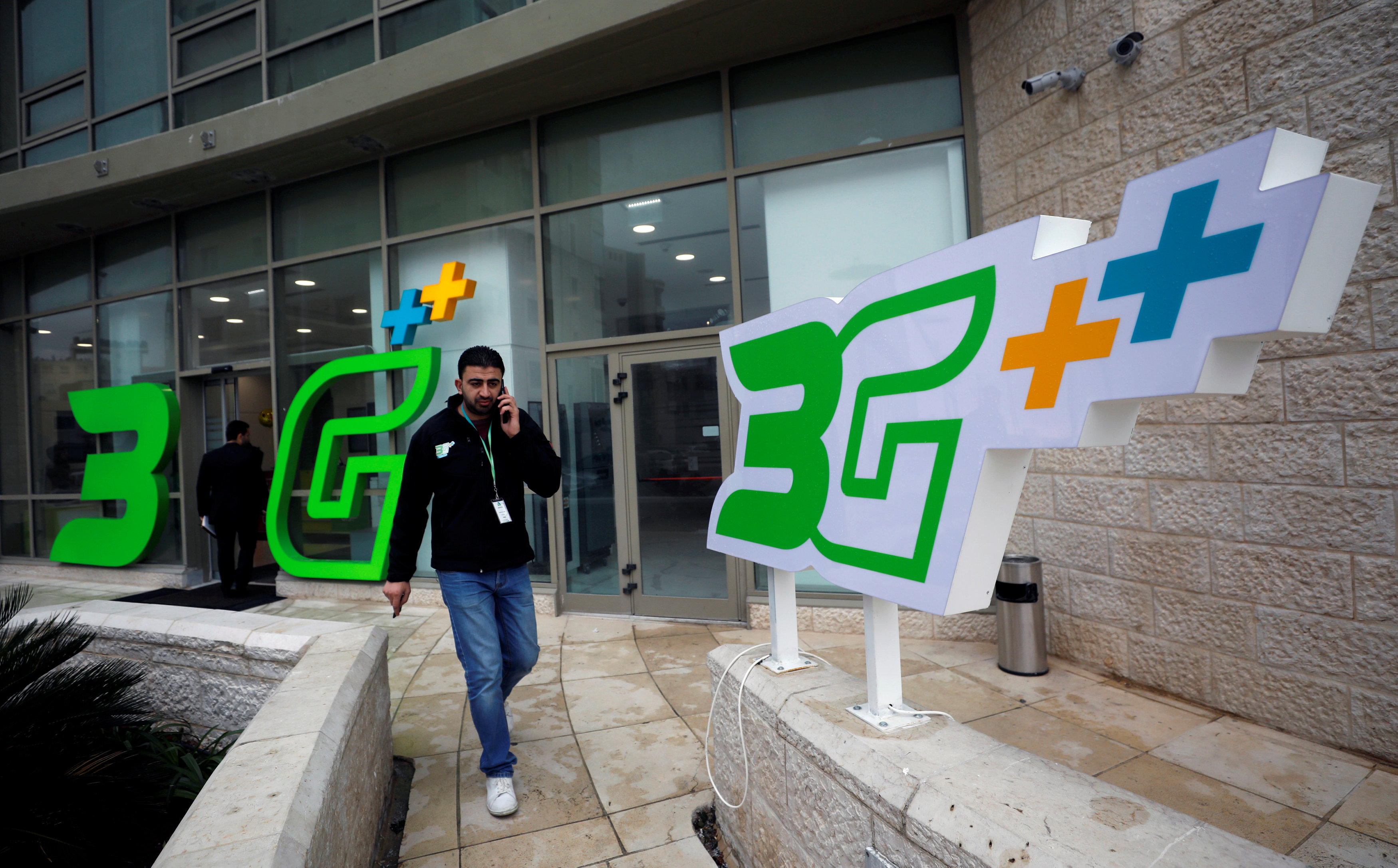 Palestinians get 3G mobile services