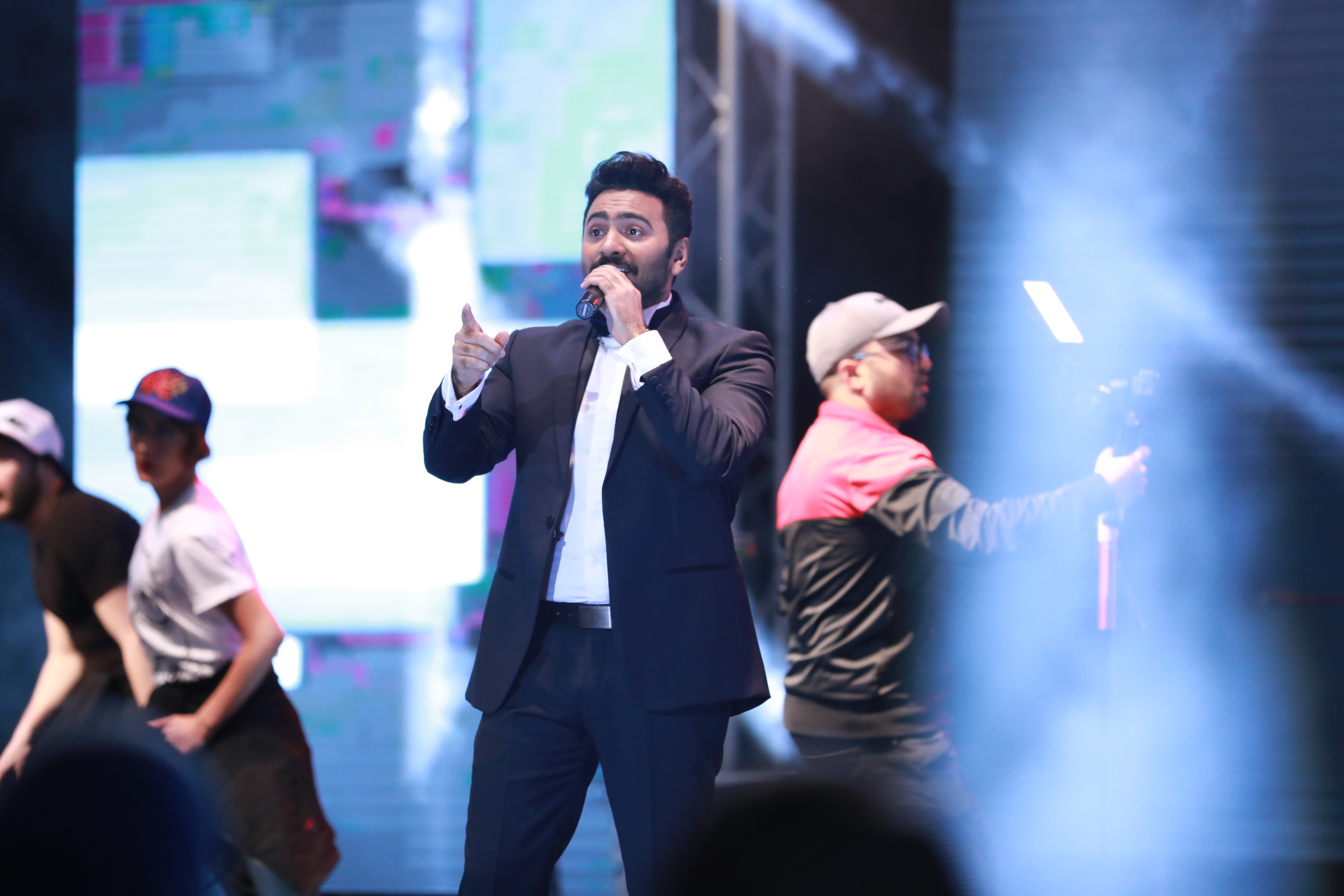 Egyptian singer Tamer Hosny dazzles audiences in Oman