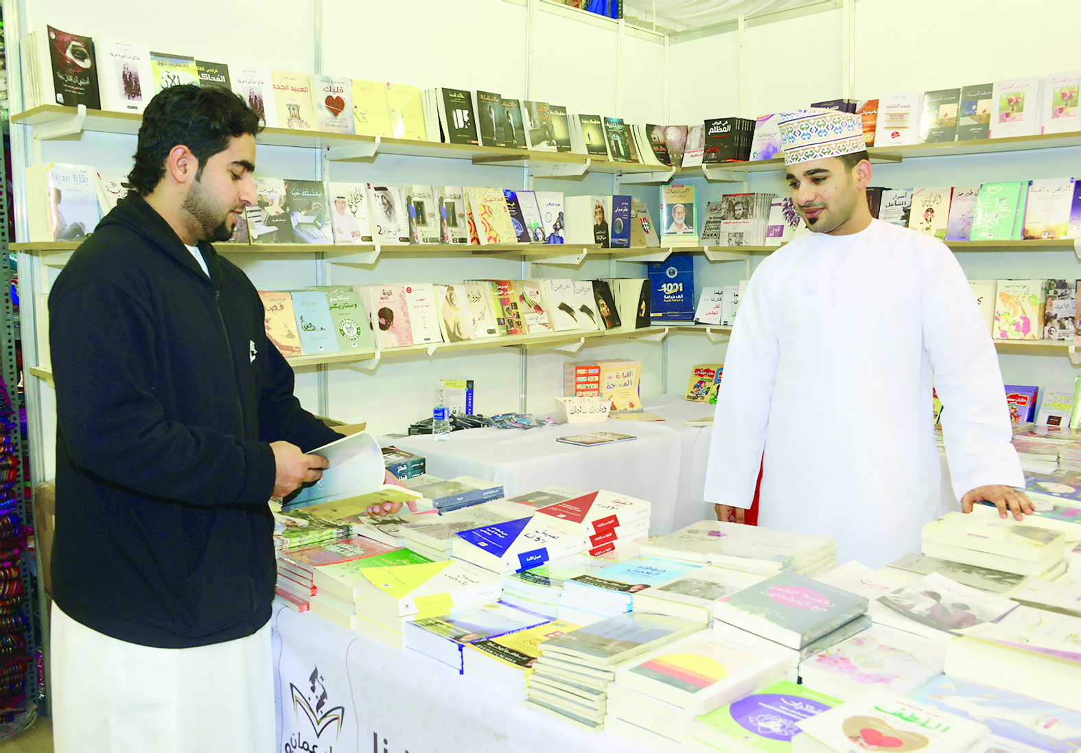 كتب وأدبيات بالمعرض الاستهلاكي بمتنزه النسيم