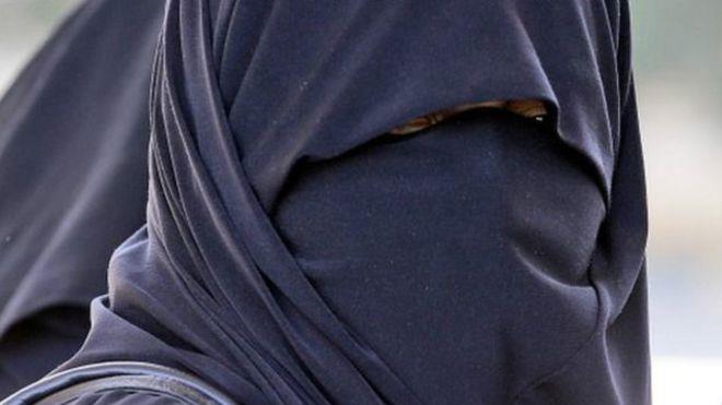 شرطة عمان السلطانية تلقي القبض على المتنكرين بالملابس النسائية