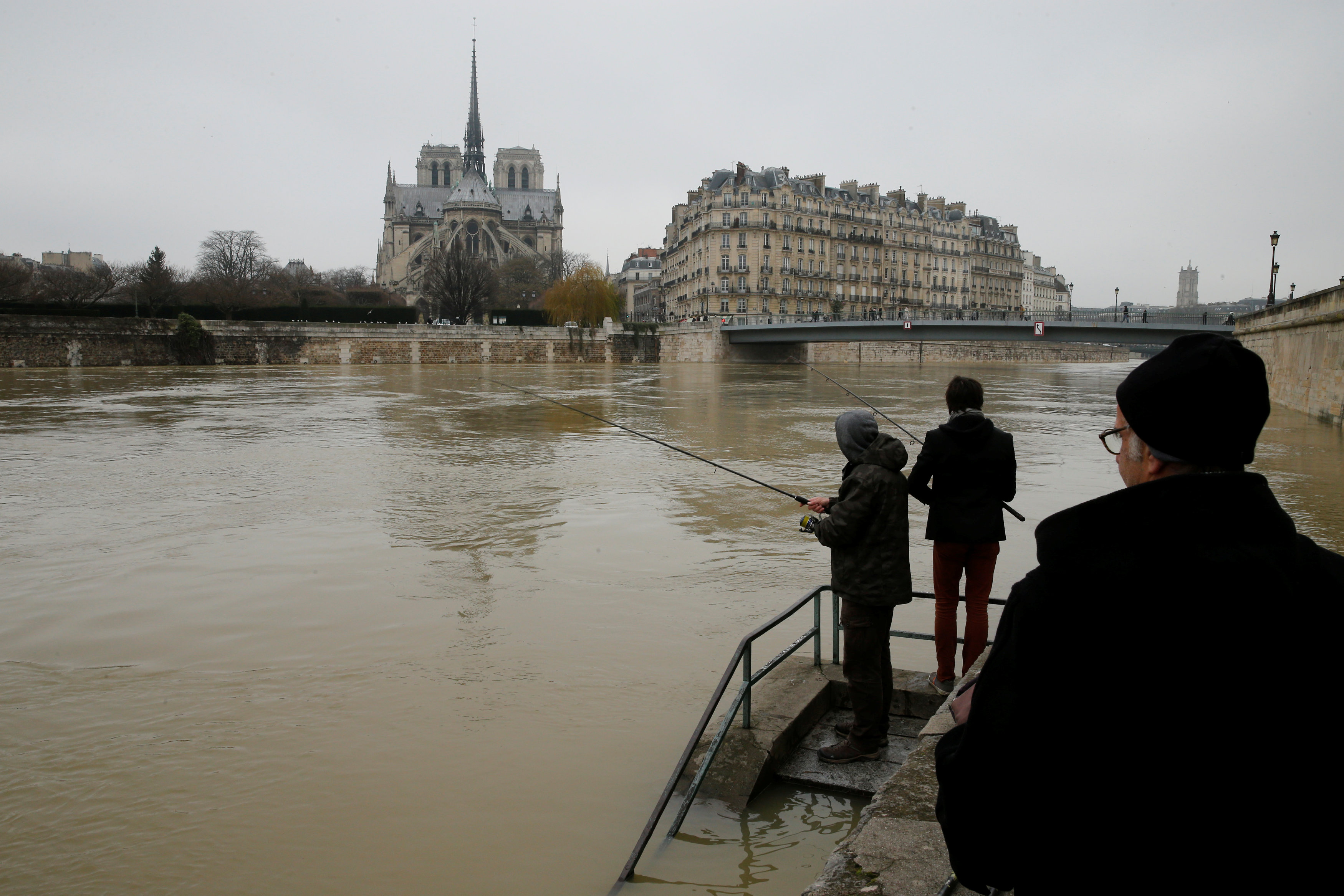 1,500 evacuated as rising Seine poses flood risk in Paris