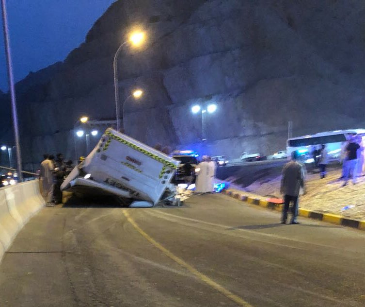 23 إصابة وحالة وفاة في تدهور حافلة بقنتب