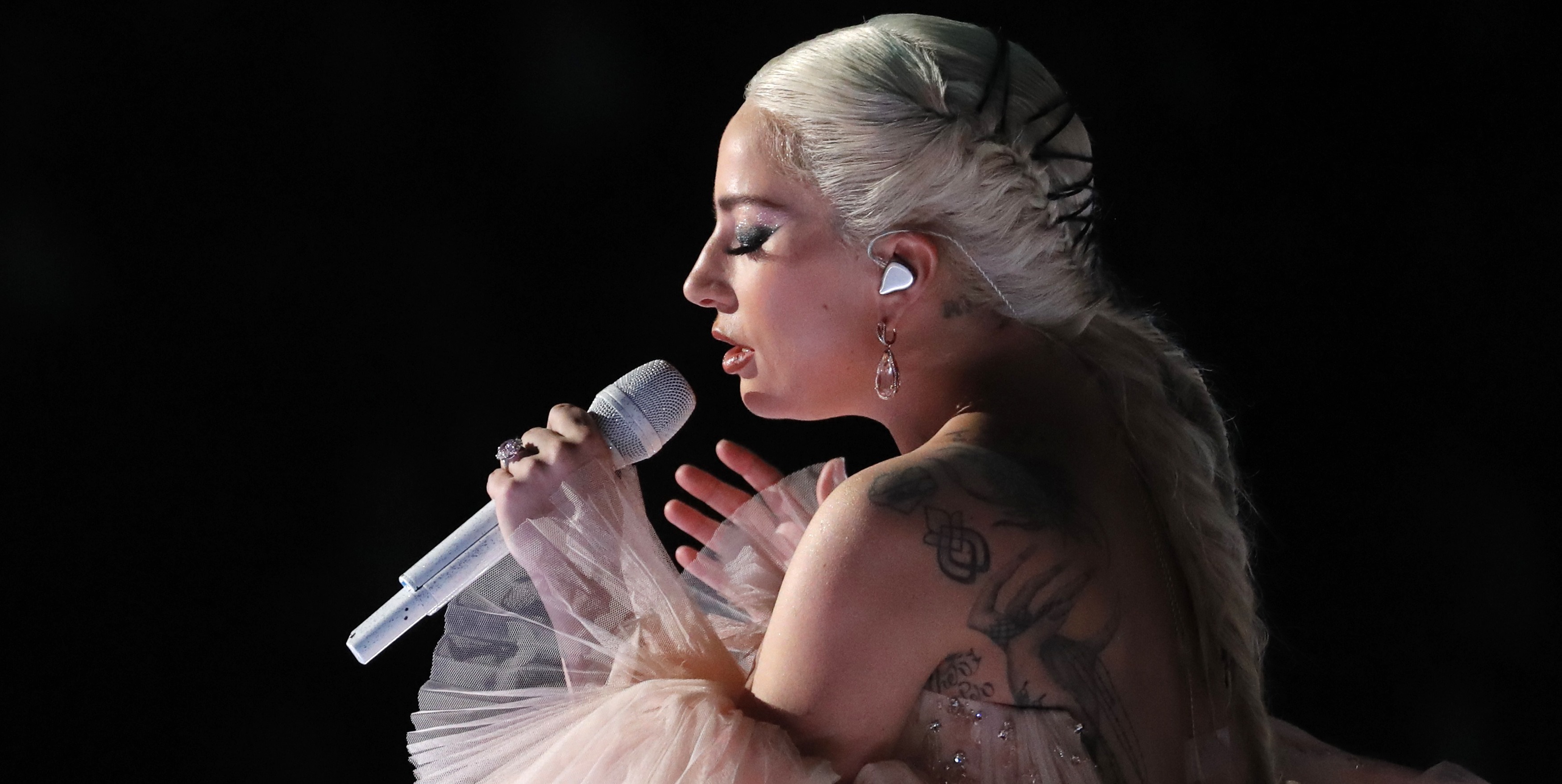 Kesha lets music do talking in powerful #Grammy performance