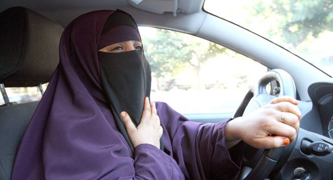 "قانون المرور" يرفع قيمة مخالفة قيادة المرأة بالنقاب