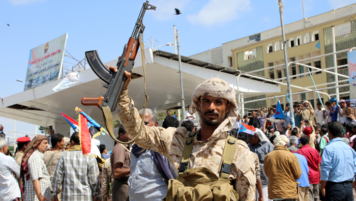 Yemen separatists capture Aden, govt confined to palace