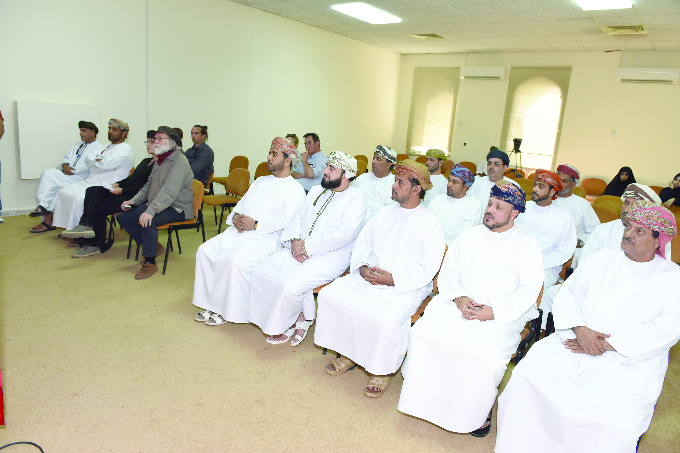 استعرض نتائج المسح الأثري لسواحل ظفار